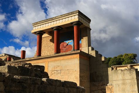 when was the palace of knossos built
